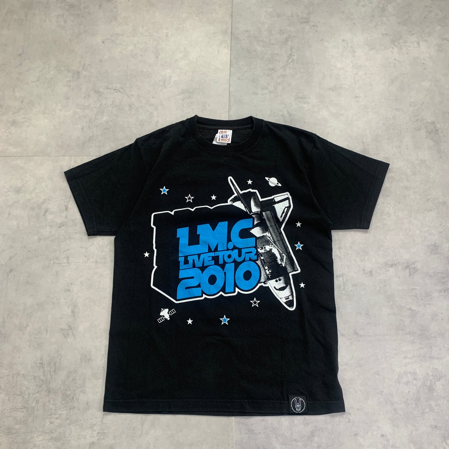 《M》CROSS&STTCH クロスアンドステッチ プリントTシャツ