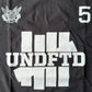 《XL》UNDEFEATED アンディーフーデッド 5ER ロゴ Tシャツ